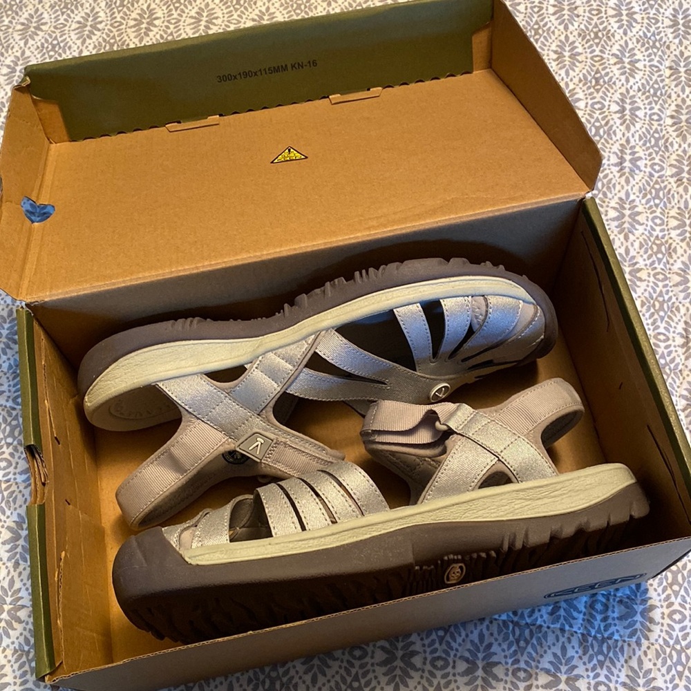 New in box Keen Rise Sandal